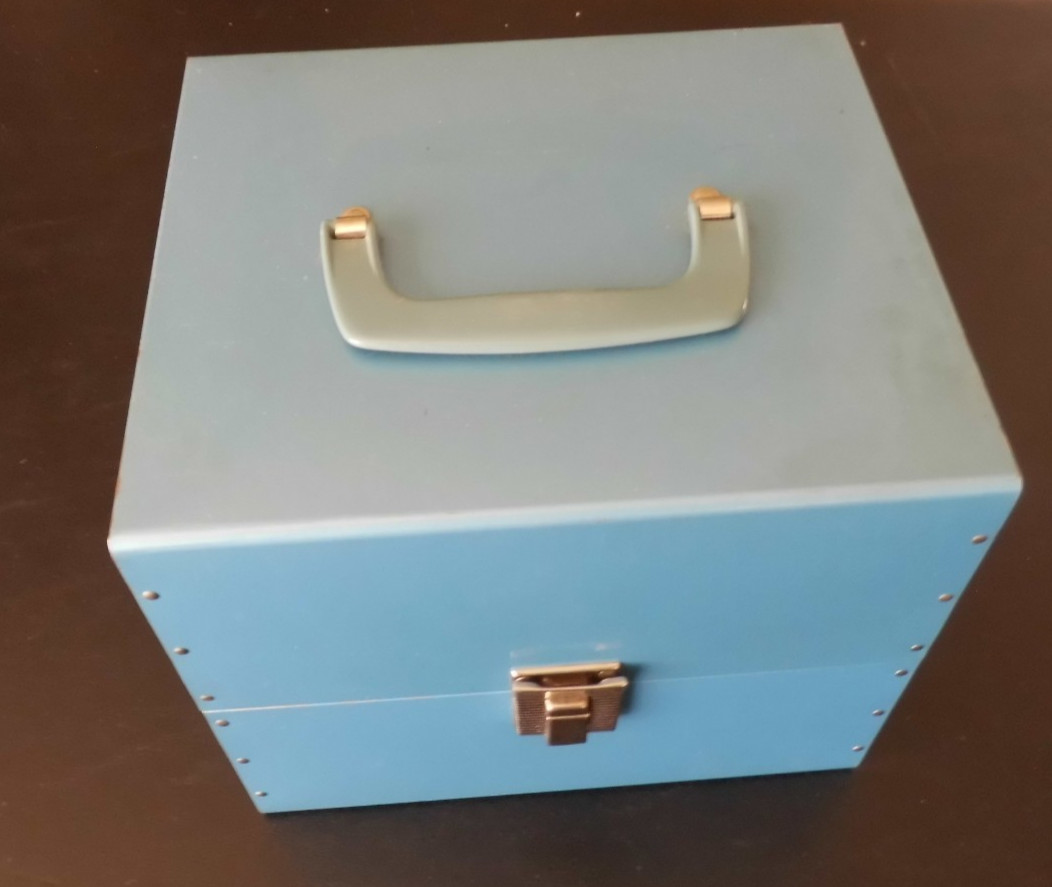 (GRB-16) Vintage Super 8 /8mm Hinged Metal Film Reel Storage Box Blue 8 by 9