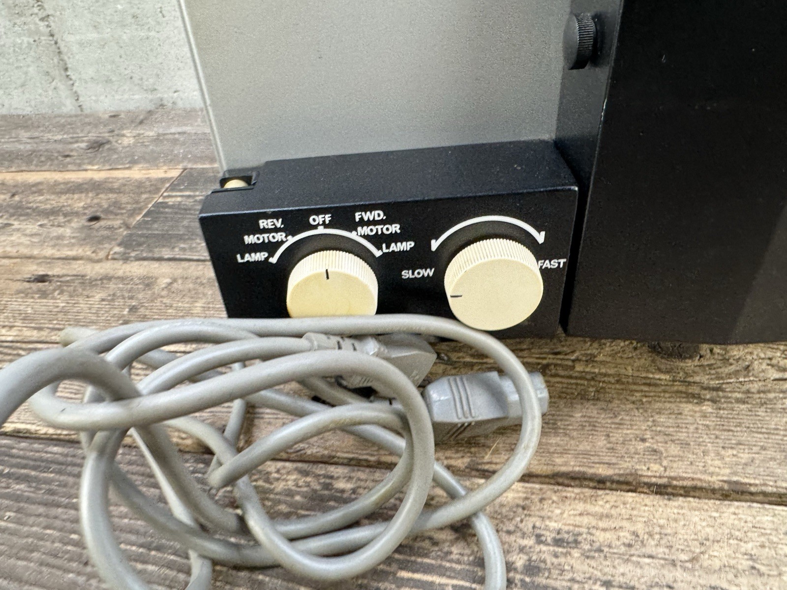 yelco projector P-111Q Vintage Halogen Deluxe For Parts