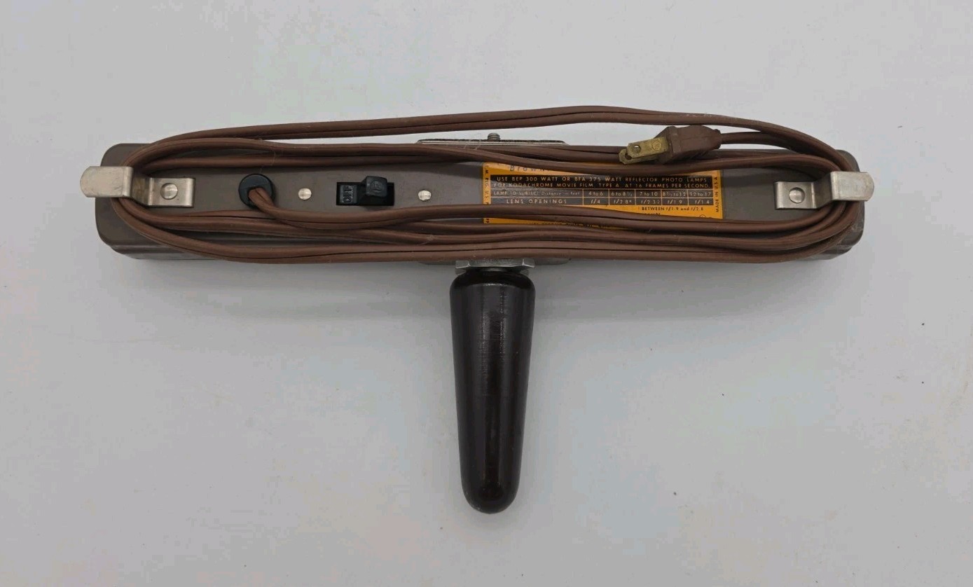 Vintage KODAK BROWNIE 2 LAMP MOVIE LIGHT With Switch – Made In USA – Untested
