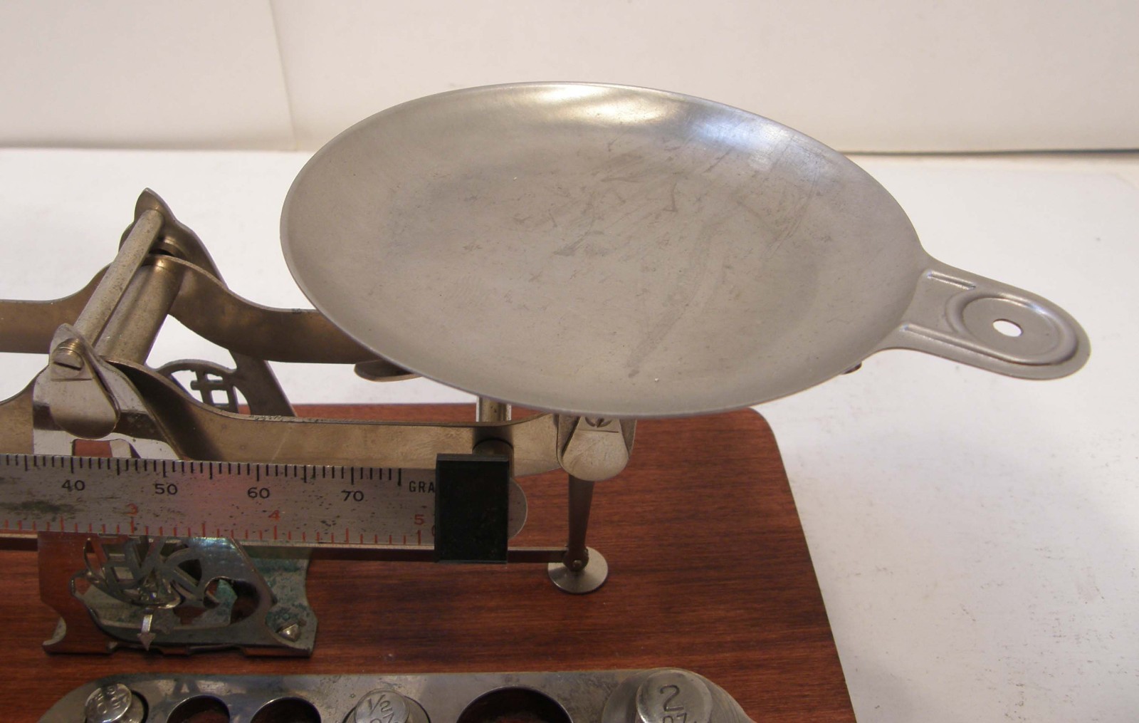 VINTAGE EASTMAN KODAK PHOTOGRAPHIC STUDIO SCALE W/WOODEN BASE PANS SOME WEIGHTS