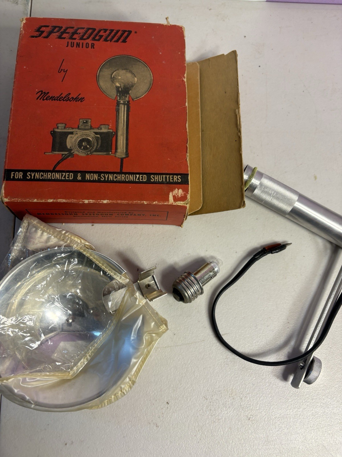 Vintage Mendelsohn Universal Flash Speed Gun Junior With Box (untested)