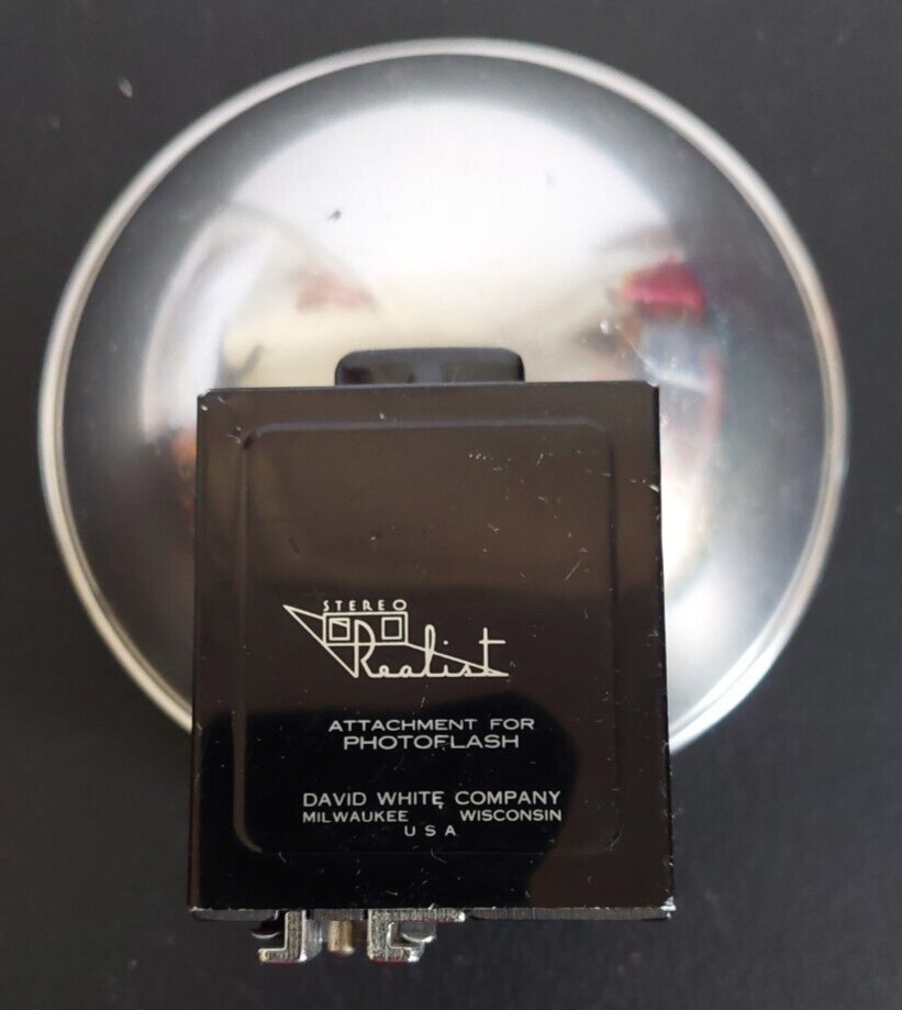 STEREO REALIST, ATTACHMENT FOR PHOTOFLASH. DAVID WHITE COMPANY. INCLUDES BULB