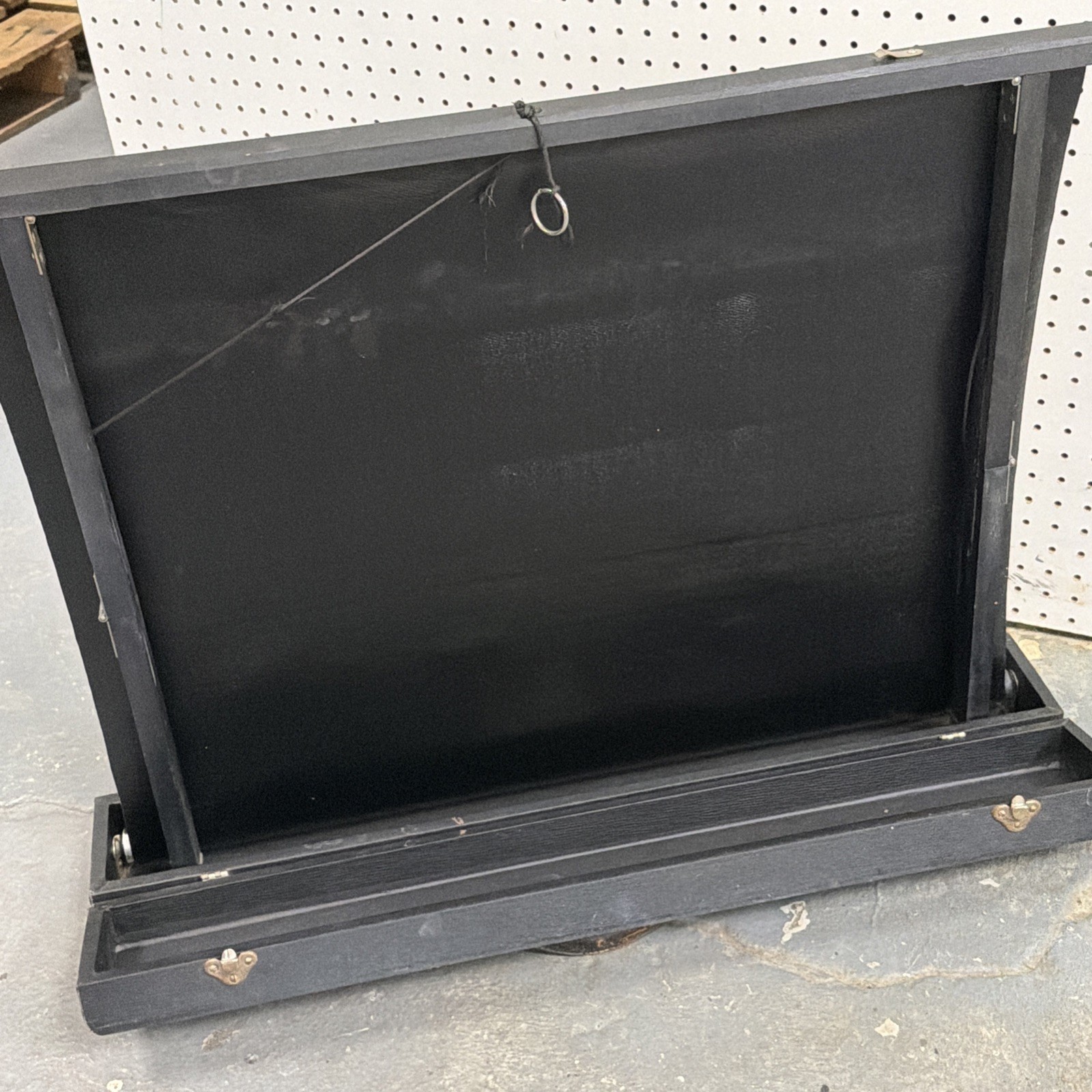 Beautiful Vintage Projection Screen BRITELITE TRUVISION Mfg. By Motion Picture