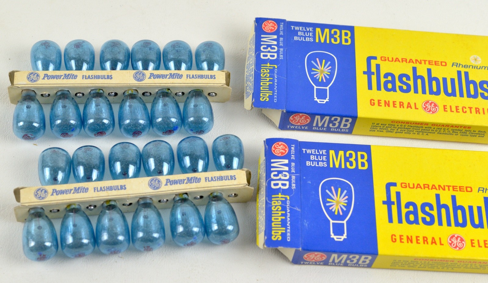 24) Vintage Sylvania M3B Blue Dot Flashbulbs