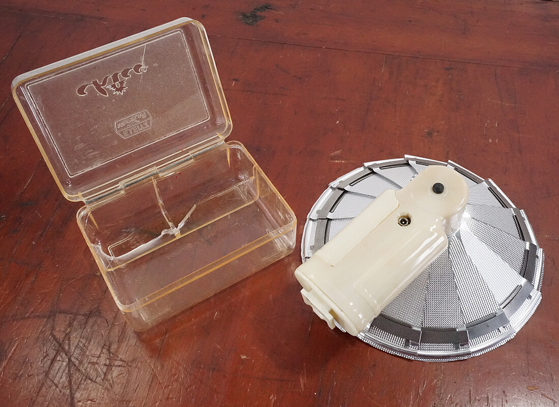 LEITZ FLASH UNIT CHICO FOR LEICA, WITH CRACKED CASE/221057