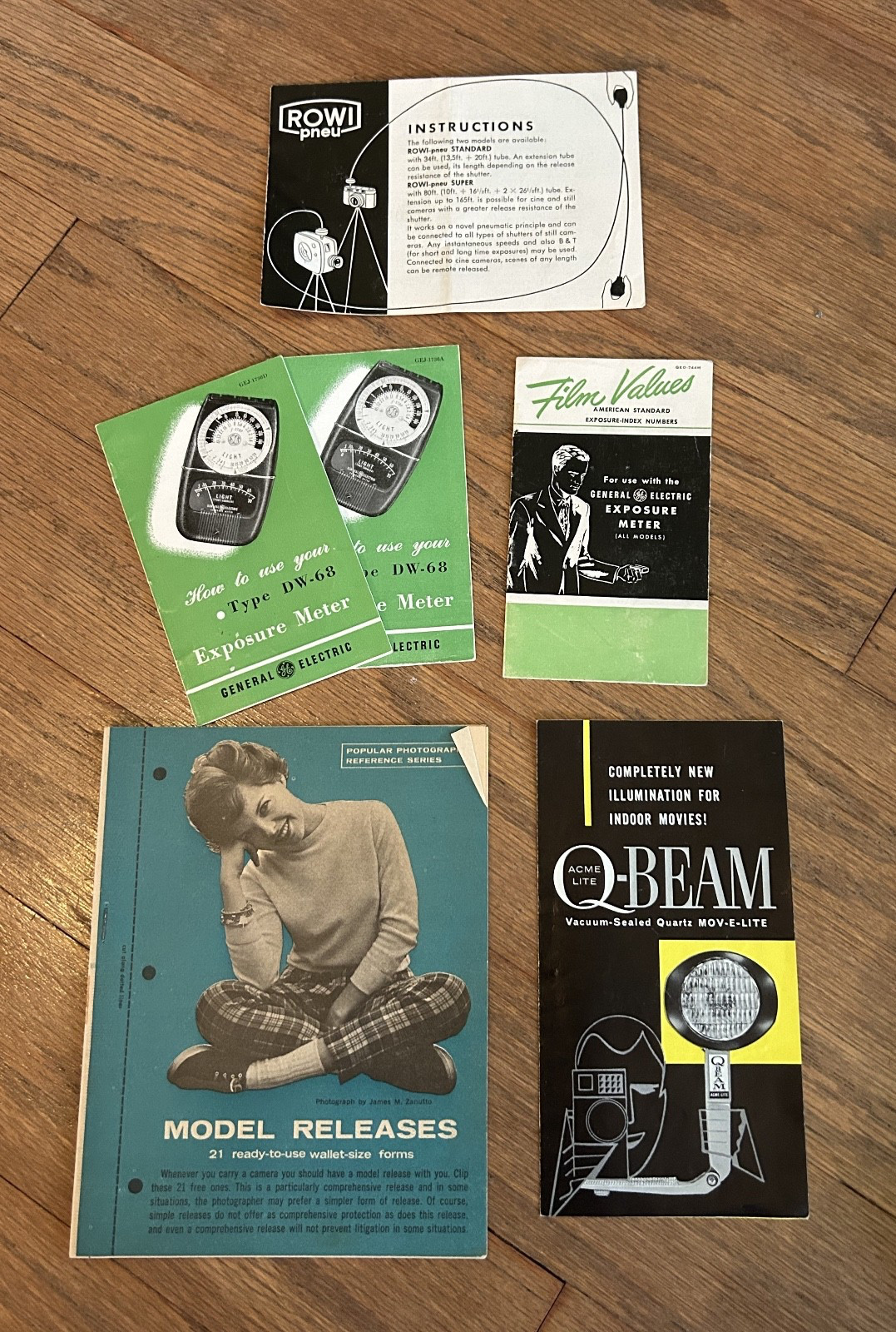 Lot of Vintage Photo Flashes, Flash Bulbs, Projector Bulbs – Untested