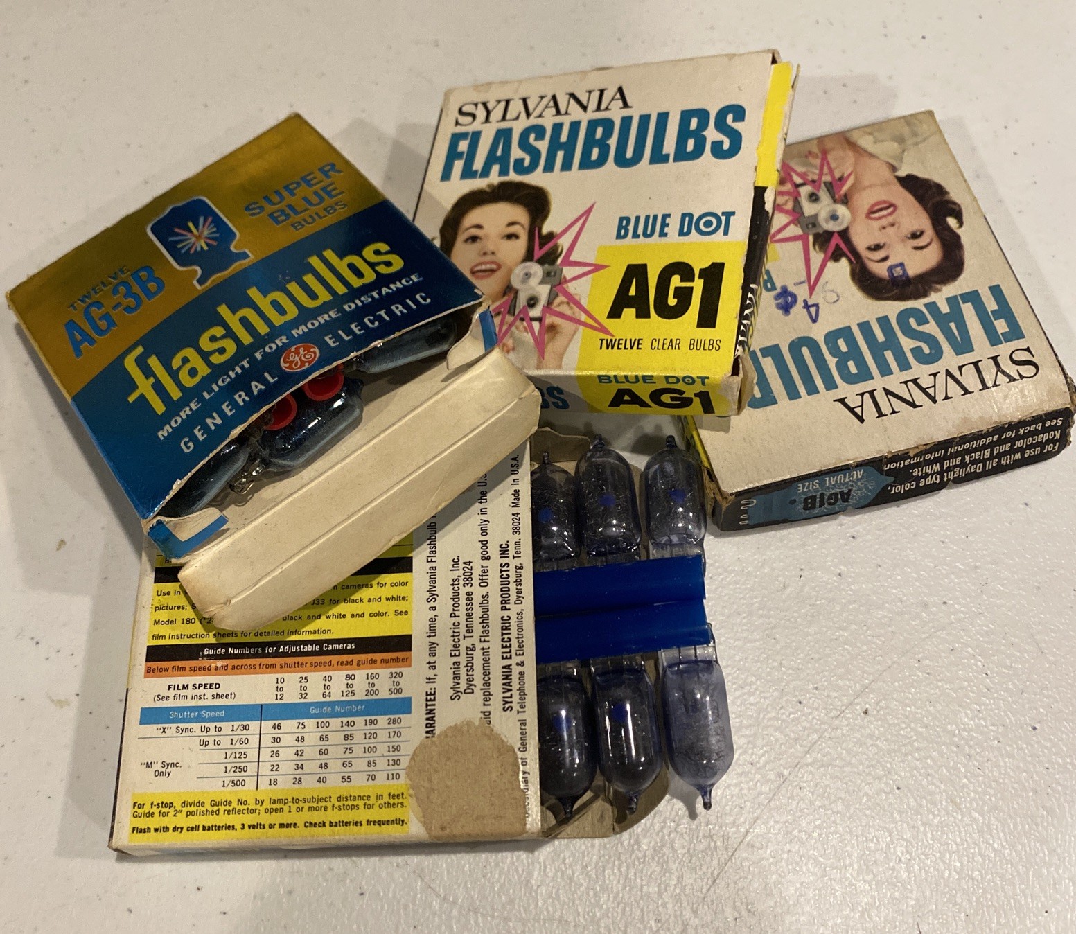 Vintage Lot of Unused Flash Bulbs & Cubes GE, Sylvania & Mastercraft