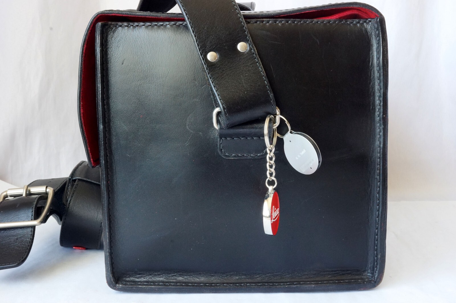 VINTAGE BLACK LEATHER LARGE CAMERA BAG WITH KEYS for Leica Cameras Made in Italy