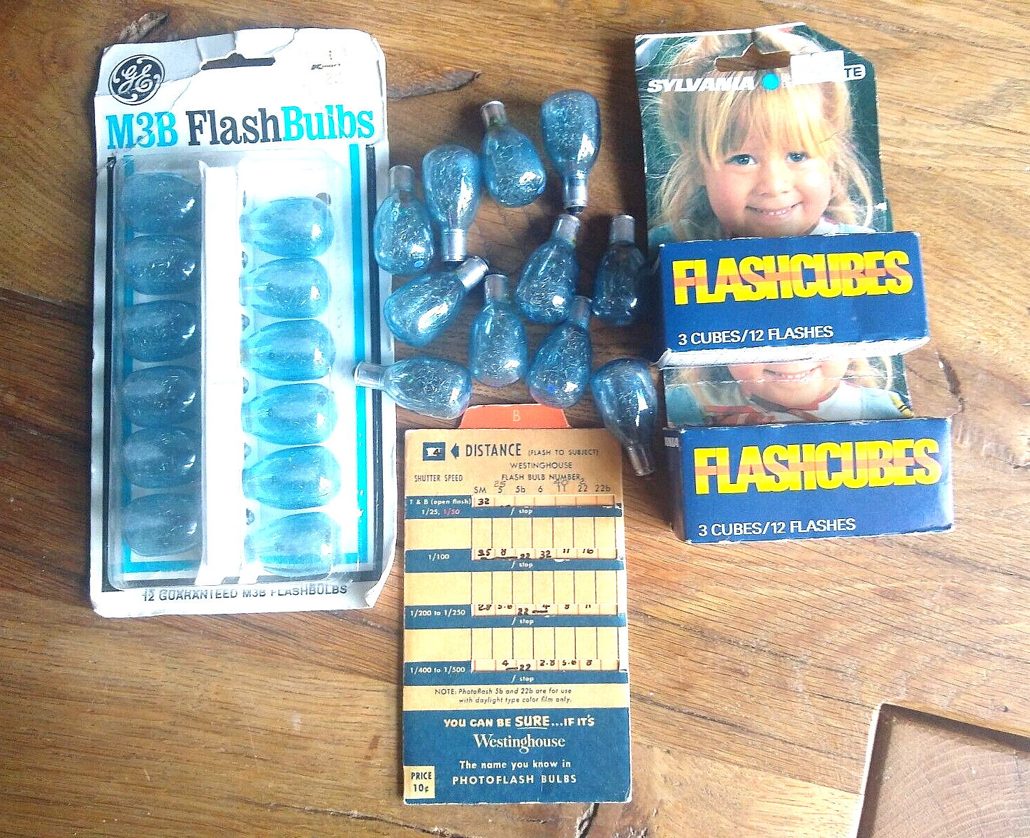 23 Vintage GE Blue Dot M3B Flashbulbs + 6 Sylvania Flash Cubes