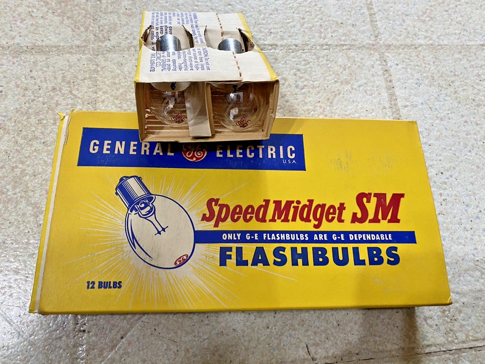 Flashbulbs Type SM Speed Midget, vintage film camera, general electric