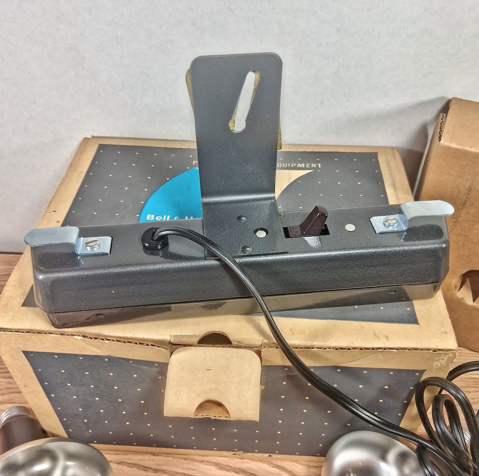 Vintage Bell & Howell Dual Photoflood Light Bar Kit w/ GE 275W Bulbs Handle Box