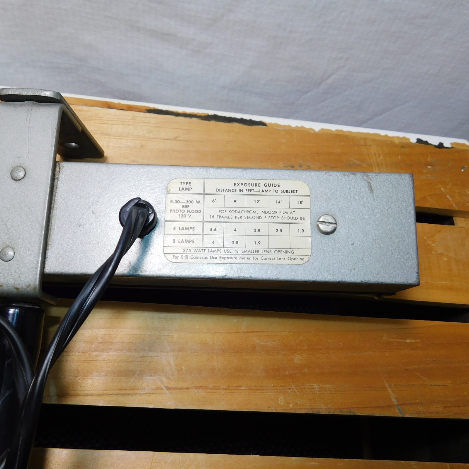 Vintage 1960s HOLIDAY 2200 Electric Camera Movie Film Filming 2 Bulb Light Bar