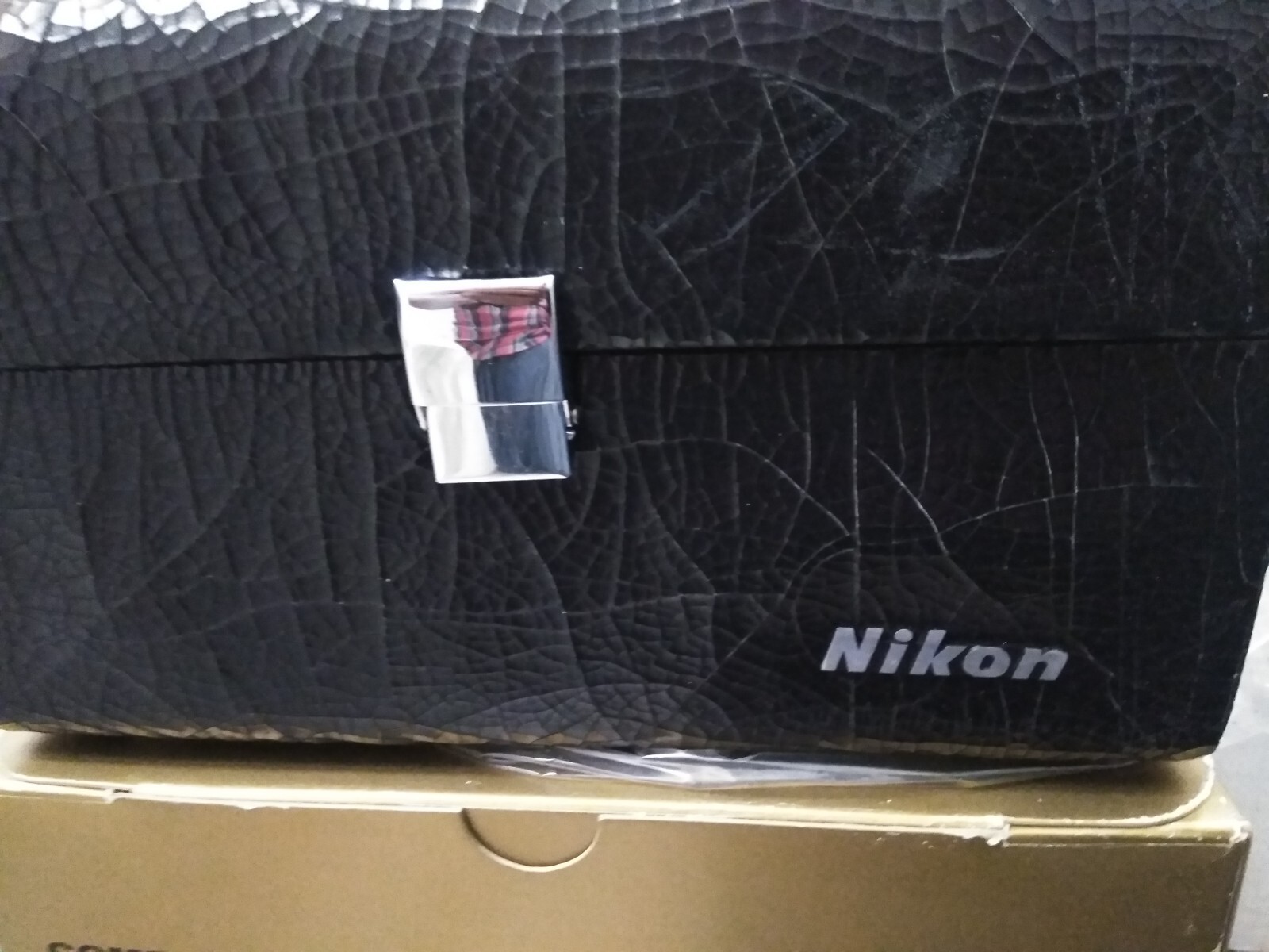 NOS. COMPARTMENT CASE NIKON 8X SUPER ZOOM W/ STRAP ( VTG. READ, READ)