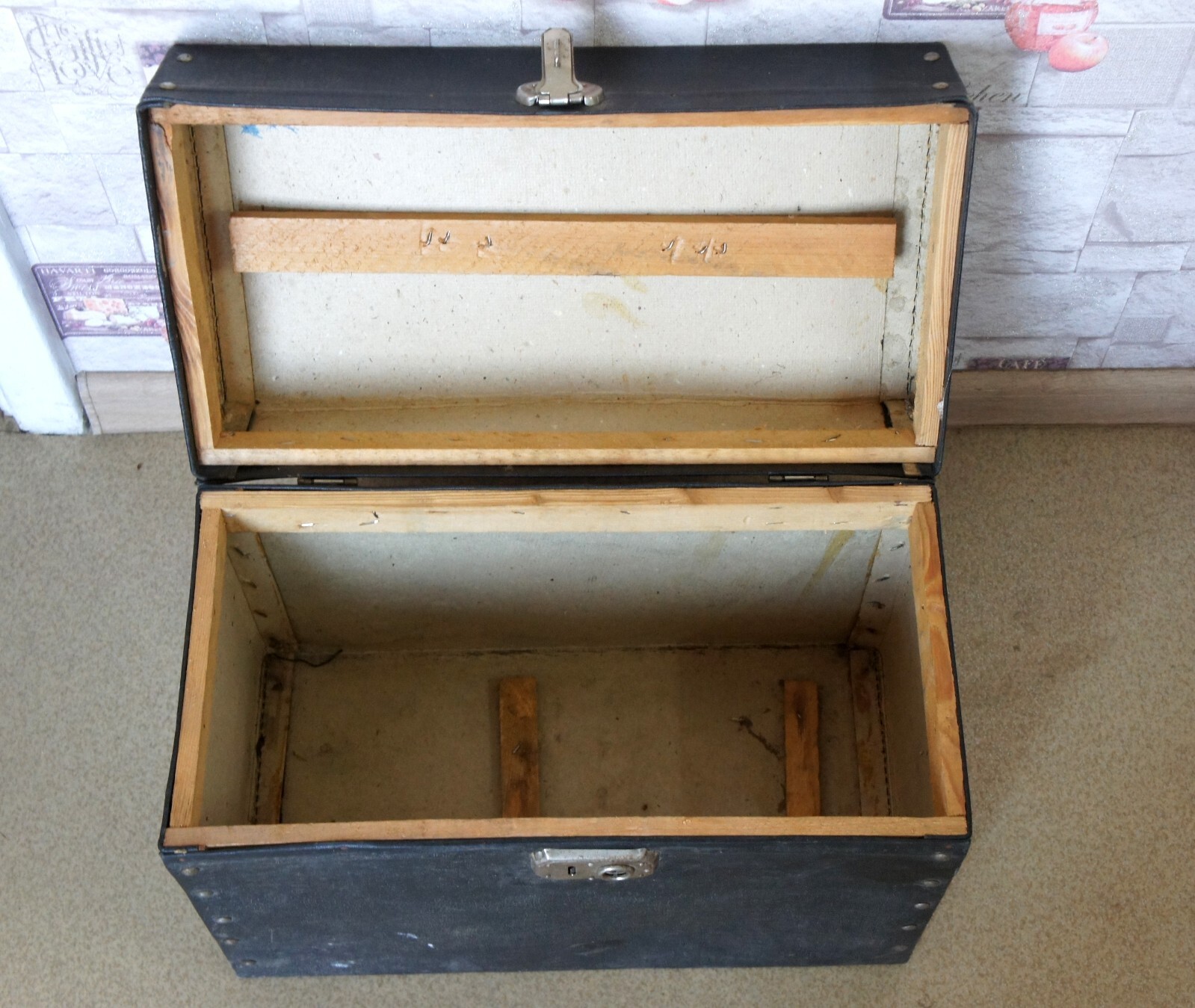 ORIGINAL HARD HEAVY CASE FROM CINE MOVIE CAMERA OR OTHER EQUIPPMENT