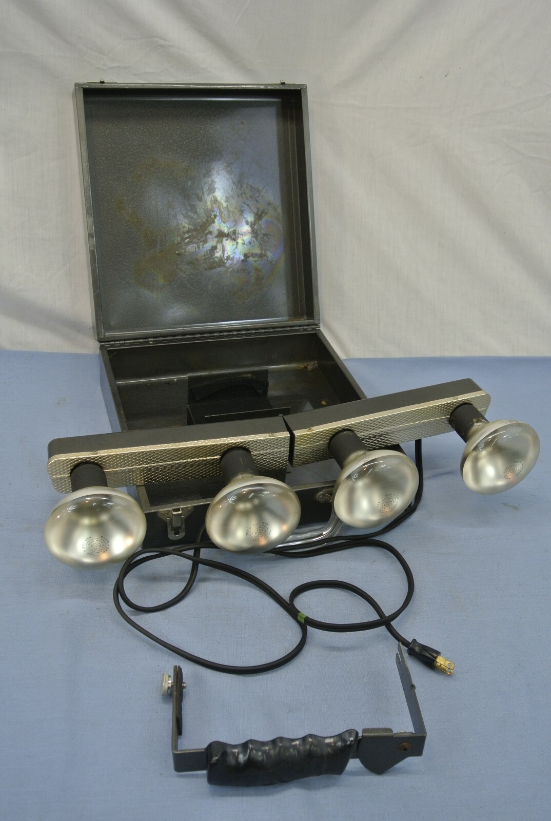 VINTAGE 4 BULB PHOTO LIGHT W/ METAL CASE FOLD-ABLE BAR Kodachrome type A