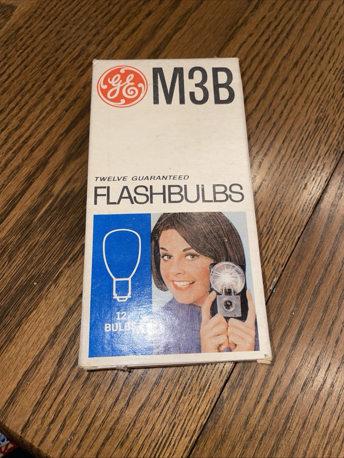 Vintage GE M2B Flashbulbs – 12 Blue Bulbs – General Electric-11 In Box