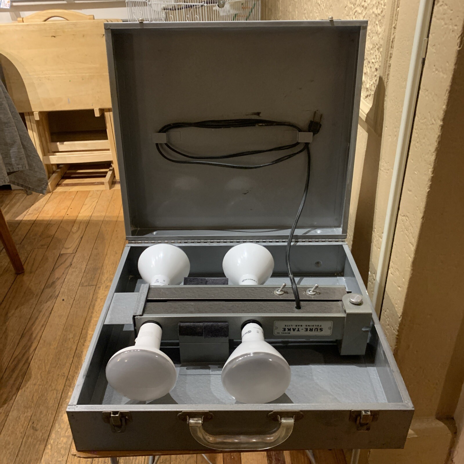 VINTAGE SURE-TAKE POWELITE MOD. 4L FOLDING BAR-LITE PORTABLE CAMERA LIGHT SYSTEM