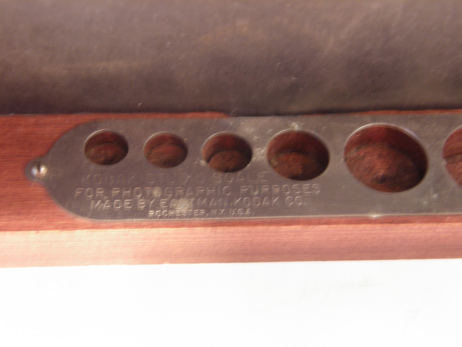 VINTAGE EASTMAN KODAK PHOTOGRAPHIC STUDIO SCALE W/WOODEN BASE PANS SOME WEIGHTS
