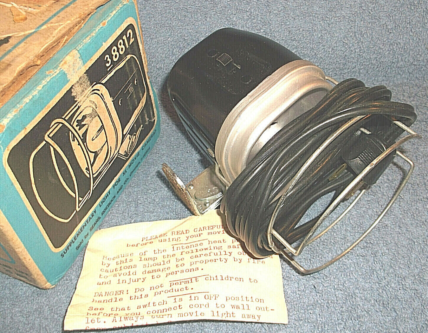 VINTAGE SEARS XL – MOVIE LIGHT – FOR BETTER INDOOR MOVIES – NEW IN OPEN BOX