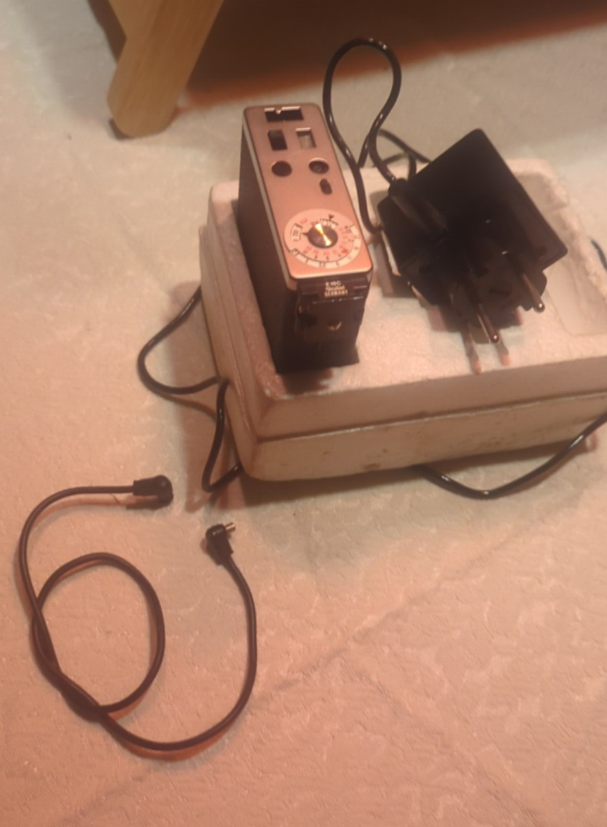 Vintage Rollei E19C Electronic Flash Unit with Charger & Sync Cable