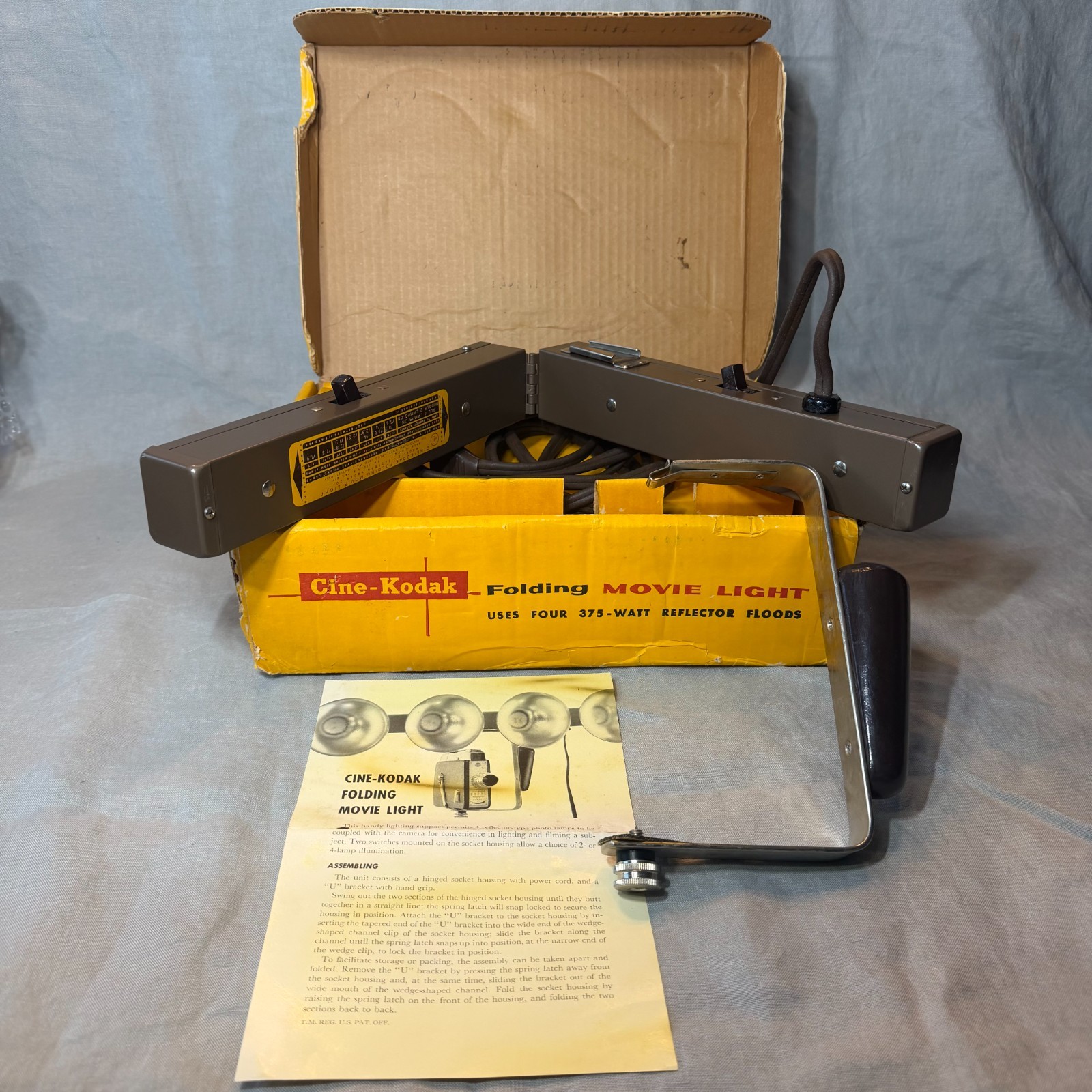Kodak Cine Kodak Folding 4 Lamp Movie Camera Light Tested w Original Box 8mm