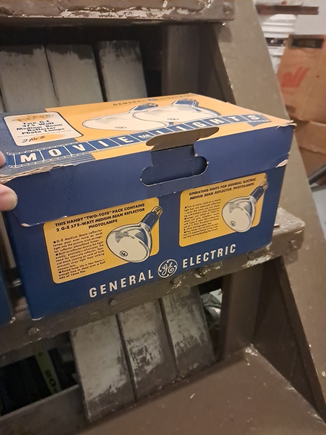 Vintage Folding Move Light Setup With 2 Boxs Of General Electric 375 Watt Movie