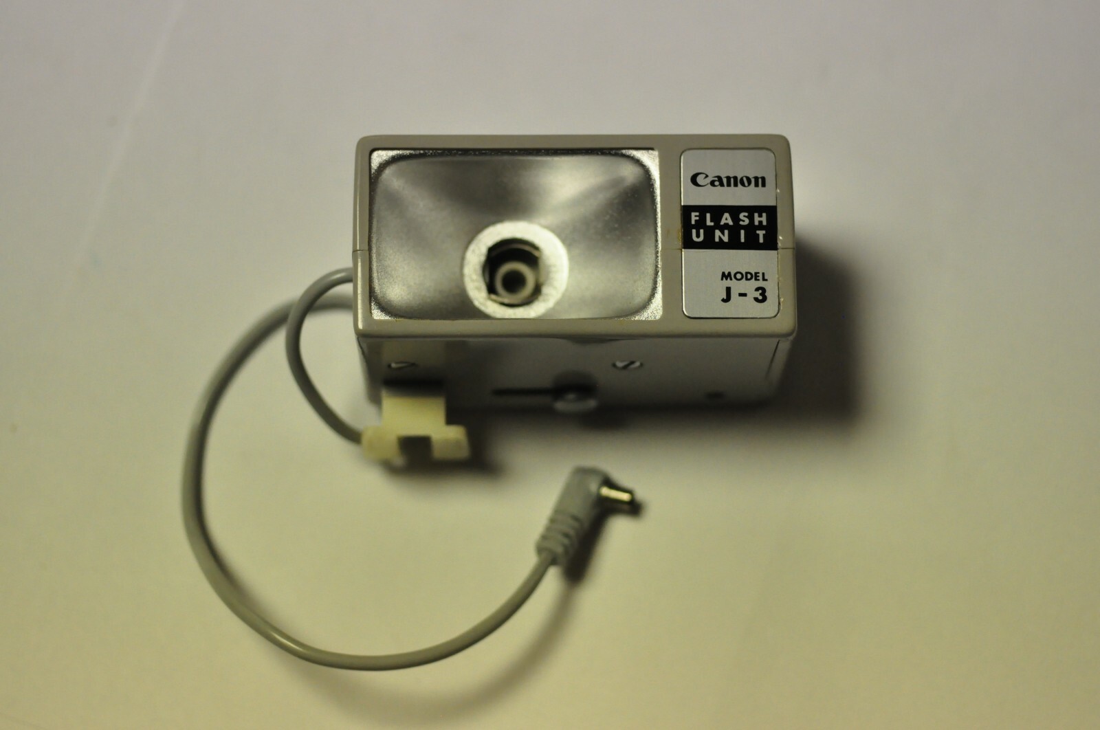 Canon J-3 bulb flash unit. Clean but NOT tested.