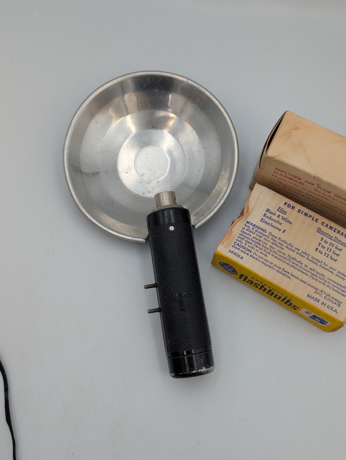 Vintage Camera Flash Gun Reflector Dish w GE #5 Flashbulbs 1950s 1960s Retro