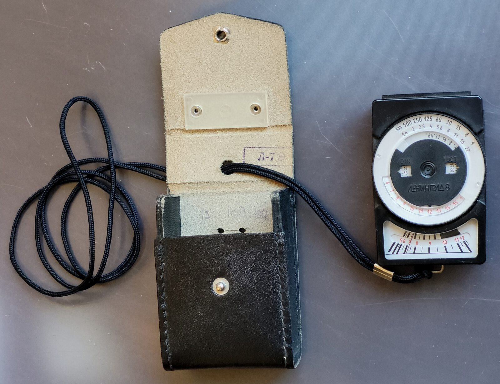 Vintage Photo Exposure Light Meter Soviet Leningrad 8 USSR Genuine Leather Case