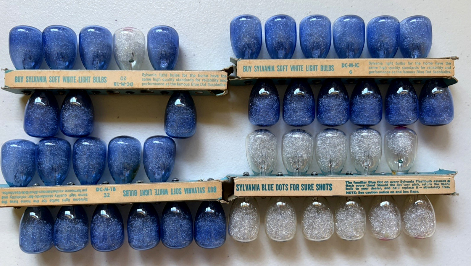 Sylvania Blue Dot ” M2B ” Flashbulbs Boxes & NOMAD Flash Unit