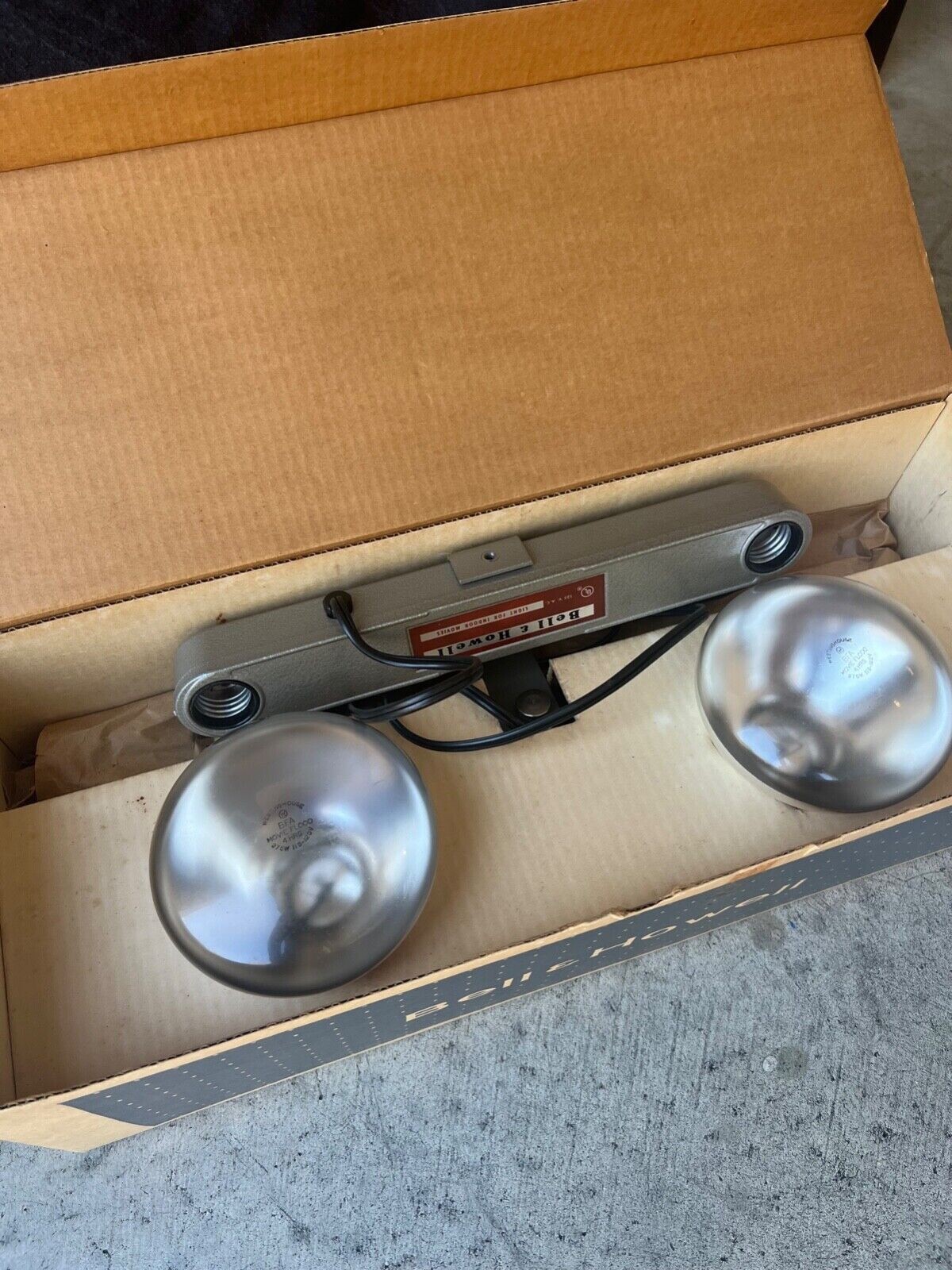 Vintage Bell & Howell Indoor Movie Light Bar Including 2 Photo Bulbs