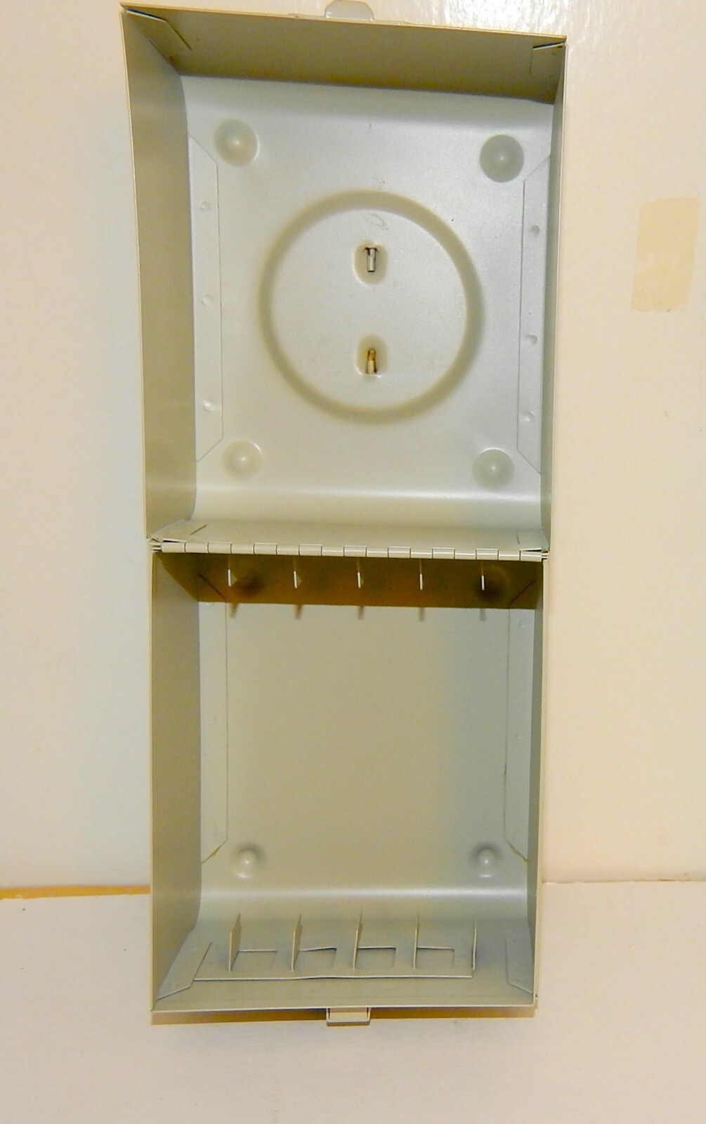 VINTAGE SMALL METAL REEL FILM CASE 6 SLOTS