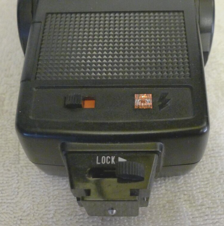Vivitar Auto Thyristor 272 Shoe Mount Camera Flash with Case & Manual -TESTED