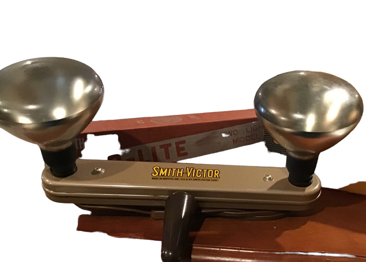 Vintage Smith-Victor Bar-Lite Photo Light Bar & General Electric 375 Watt Bulbs.
