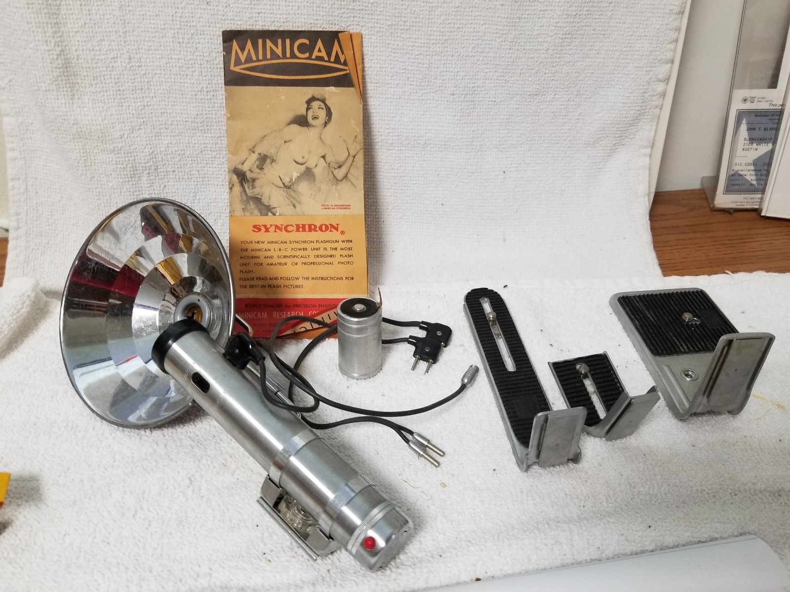 Vintage Minicam Synchron Flashgun Japan 1950s w/ Risque Manual