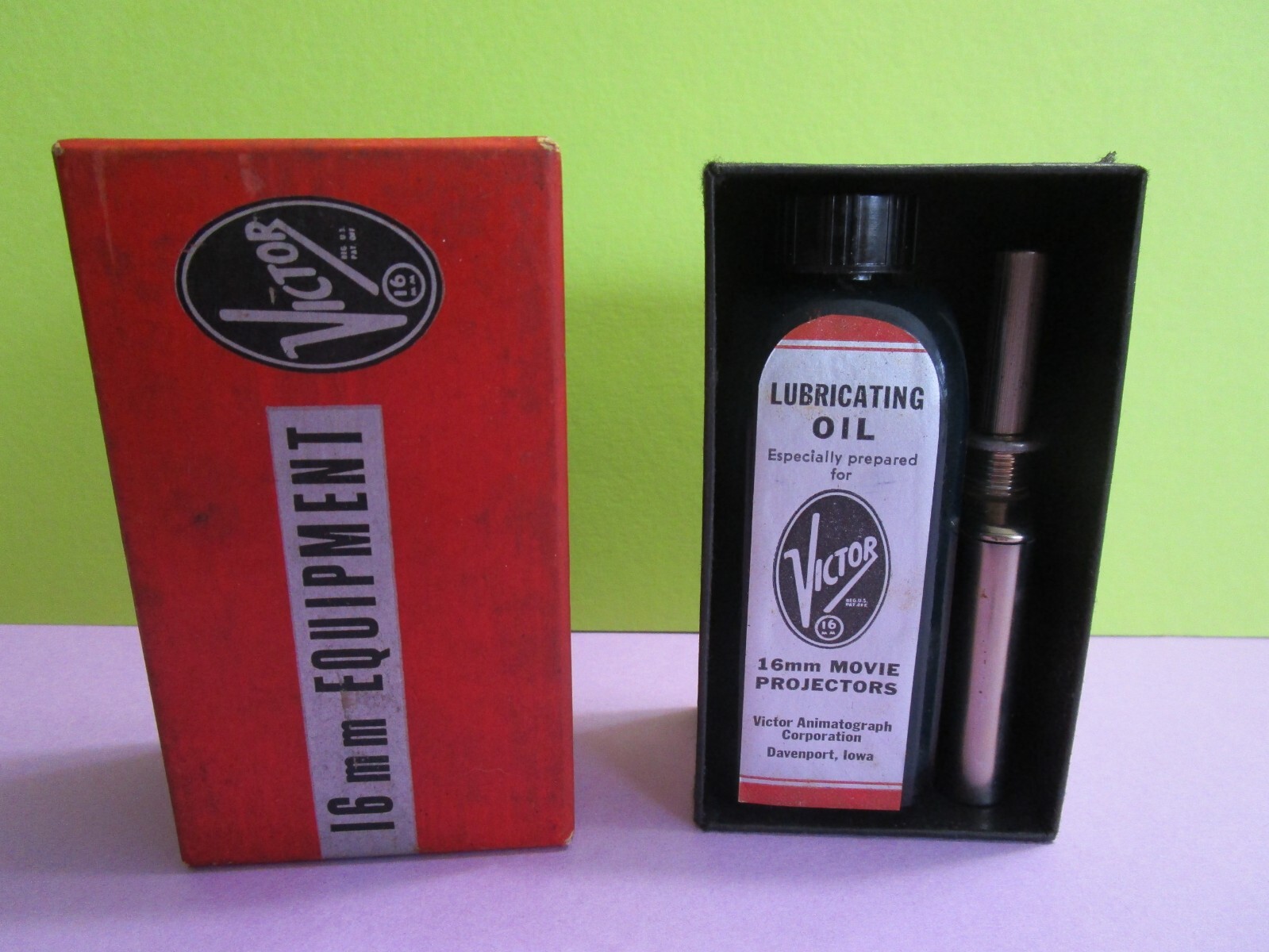 VTG VICTOR 16 MM MOVIE PROJECTOR LUBRICATING OIL KIT. THUMB PUMP OILER