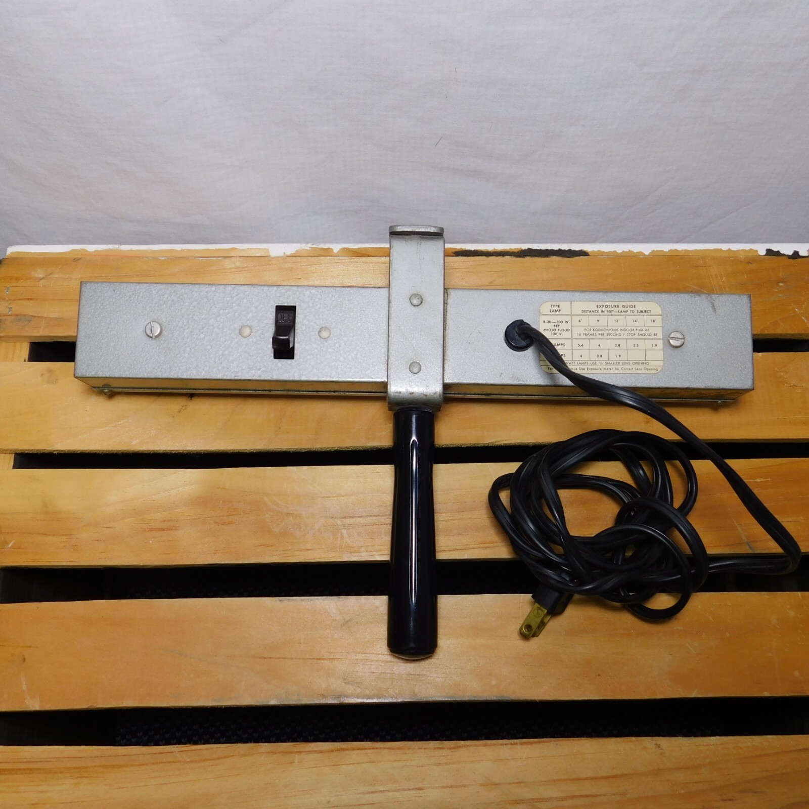 Vintage 1960s HOLIDAY 2200 Electric Camera Movie Film Filming 2 Bulb Light Bar
