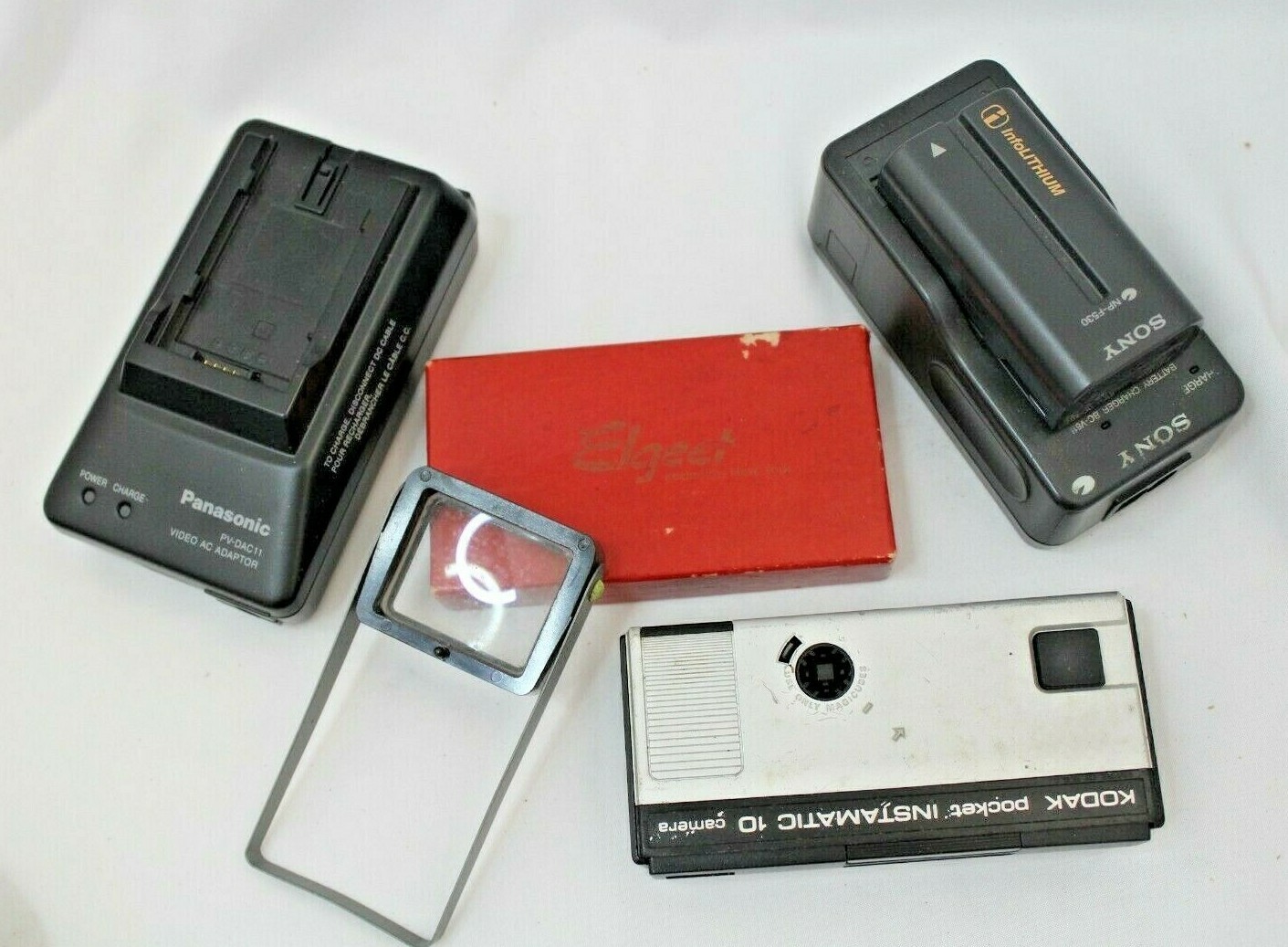 LOT OF VINTAGE CAMERA FILTERS, LENS, FLASHES AND ACCESSORIES -A
