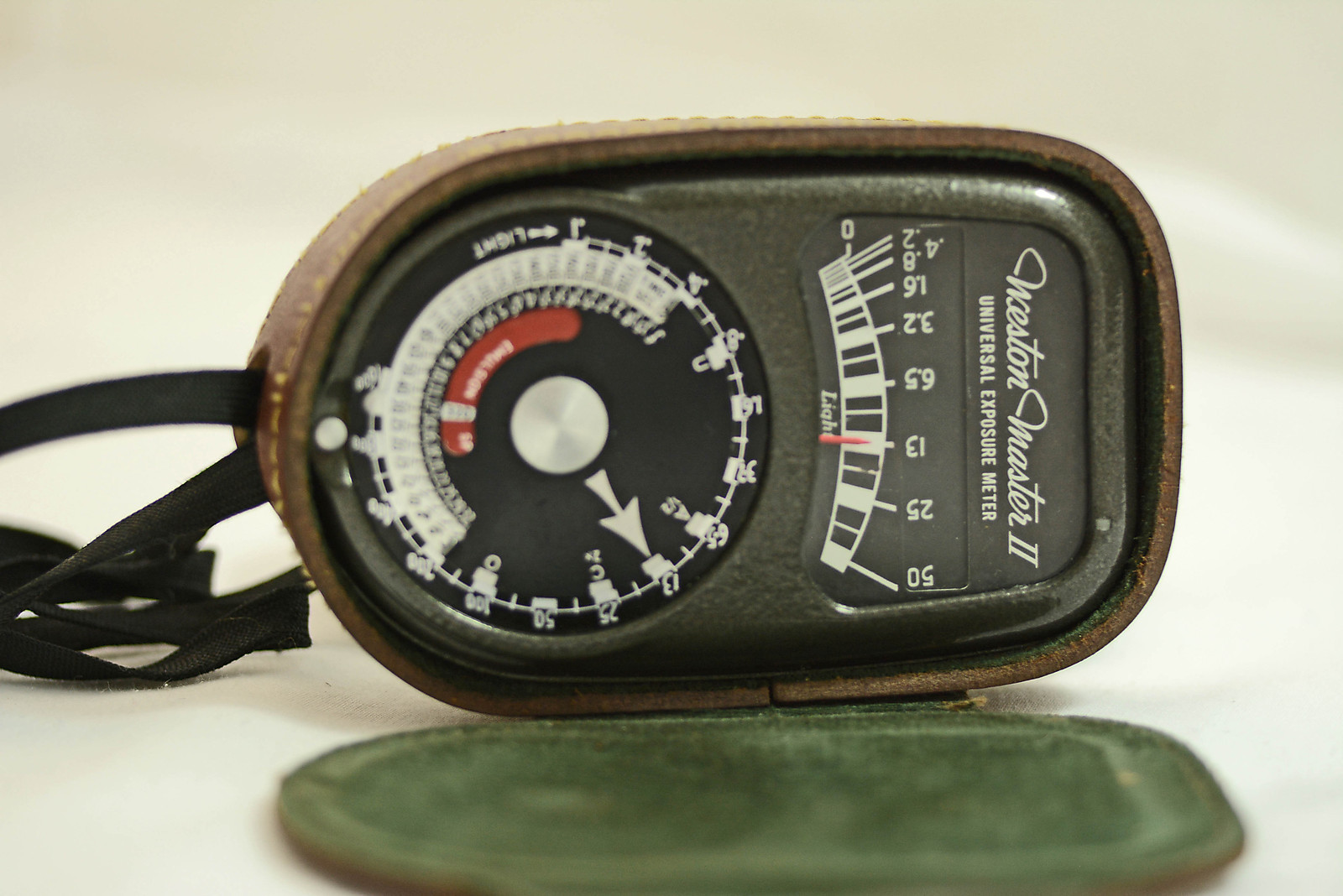 VINTAGE WESTON MASTER II MODEL 735 CAMERA LIGHT METER WITH CASE AND STRAP