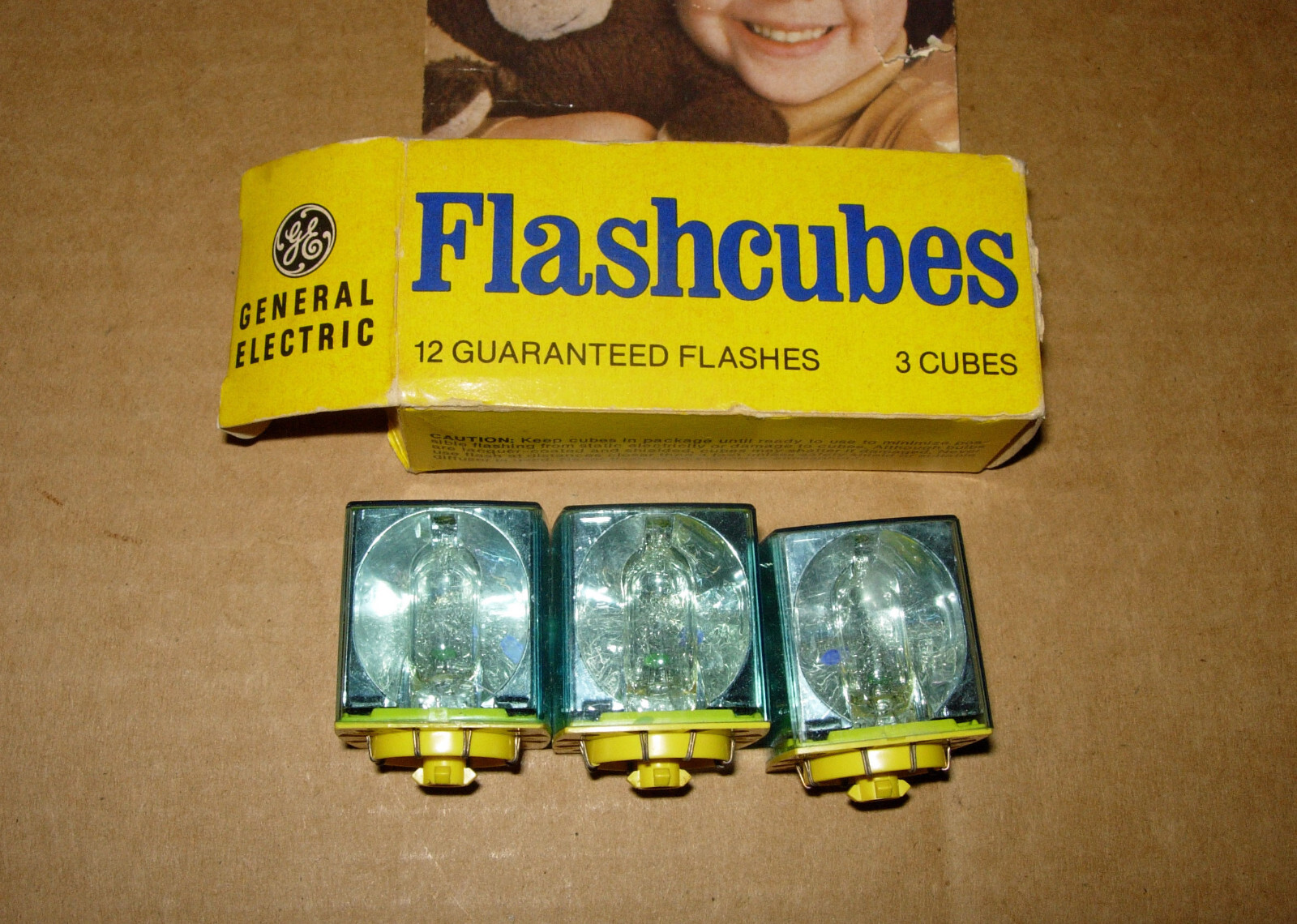 LOT OF NOS SYLVANIA BLUE DOT AND GE FLASHCUBES (9 PACKS, 26 CUBES, 104 FLASHES)