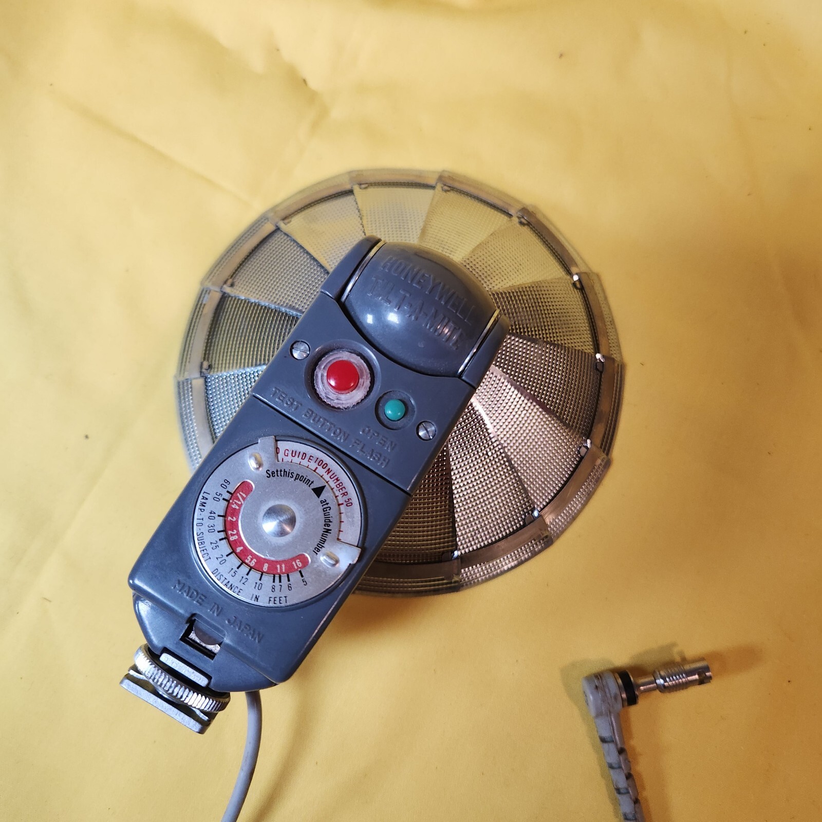 Vintage Honeywell Heiland Tilt-a-Mite Camera Flash *UNTESTED* 15v Bat Required