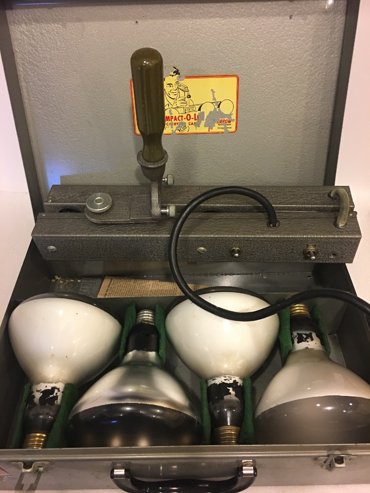 Vintage Arrow compact-o-lite photo movie light bar with 4 light & metal carying