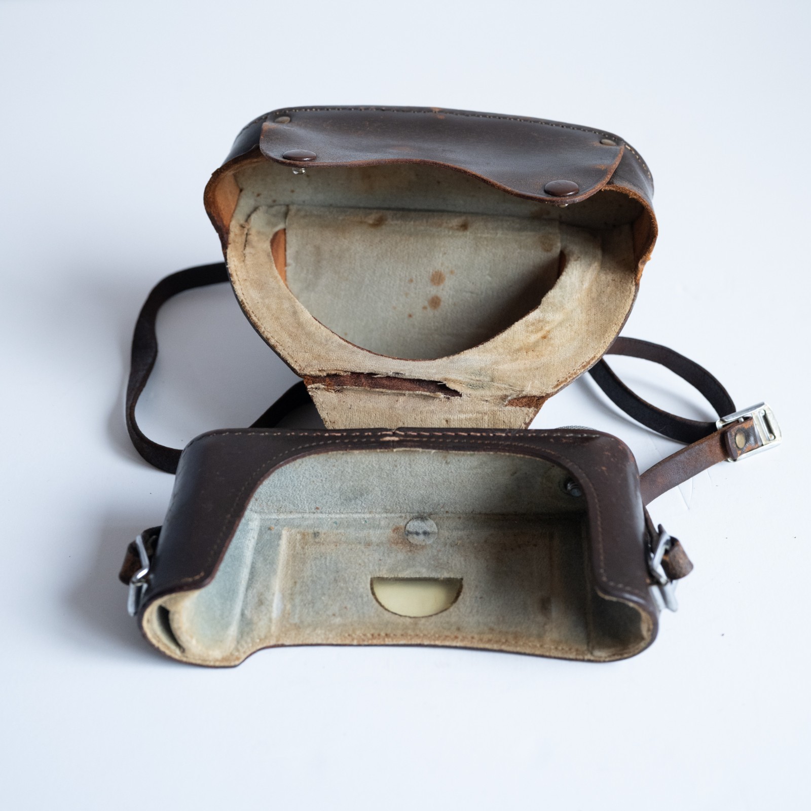 5 Vintage LEICA/Nikon/Tanack Camera Cases in good condition