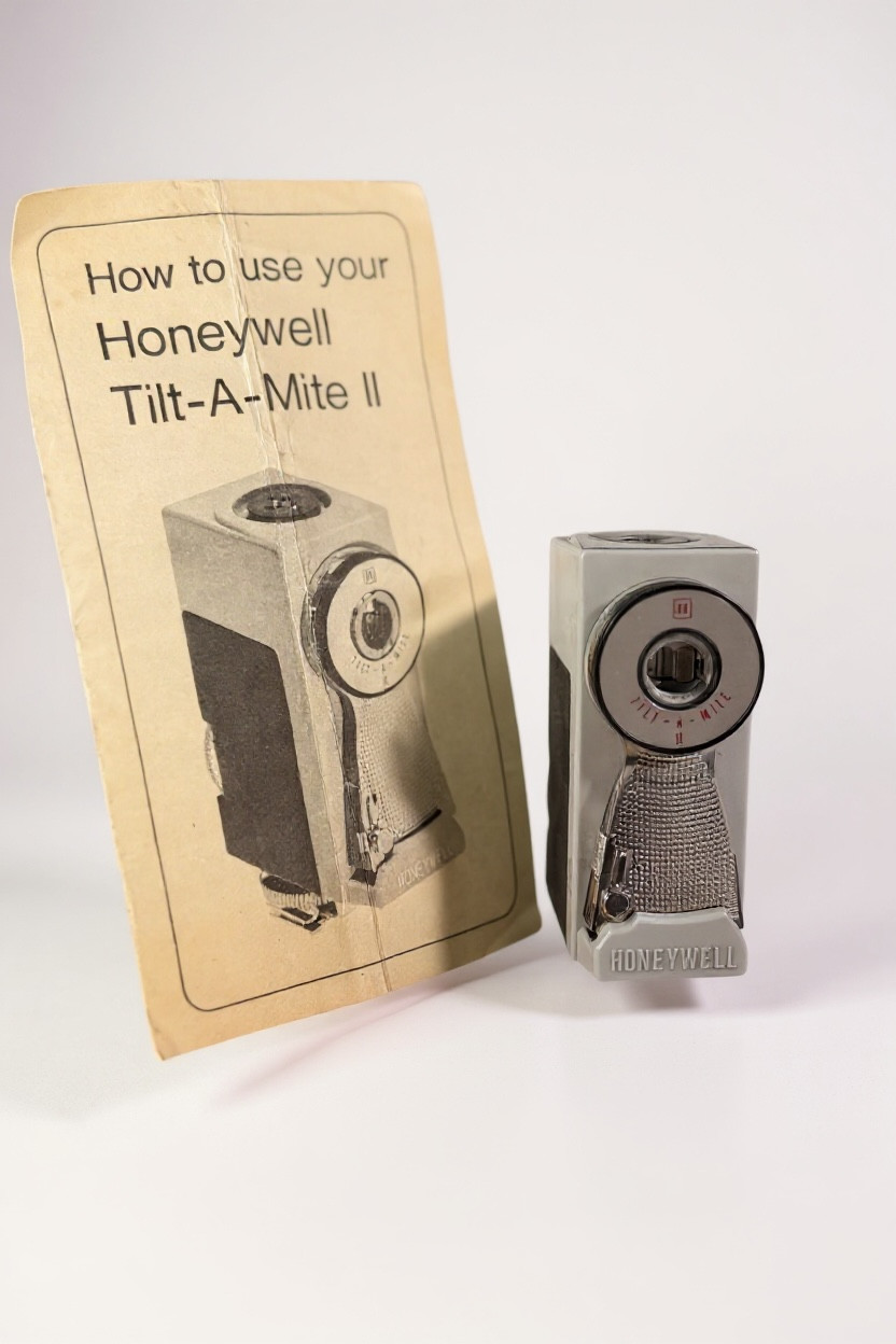 Vintage Honeywell Tilt-A-Mite II Flash & Sekonic Leader Light Meter Set – Leathe