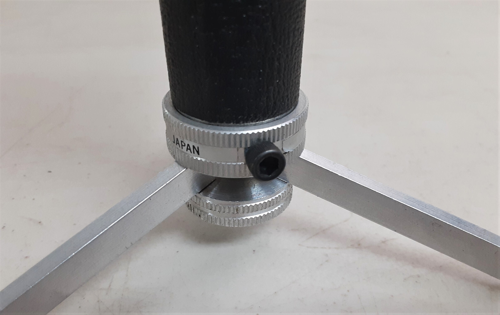 KALCOR 839976 Rotating Head 5 1/2″ Hand Grip Table Top Tripod