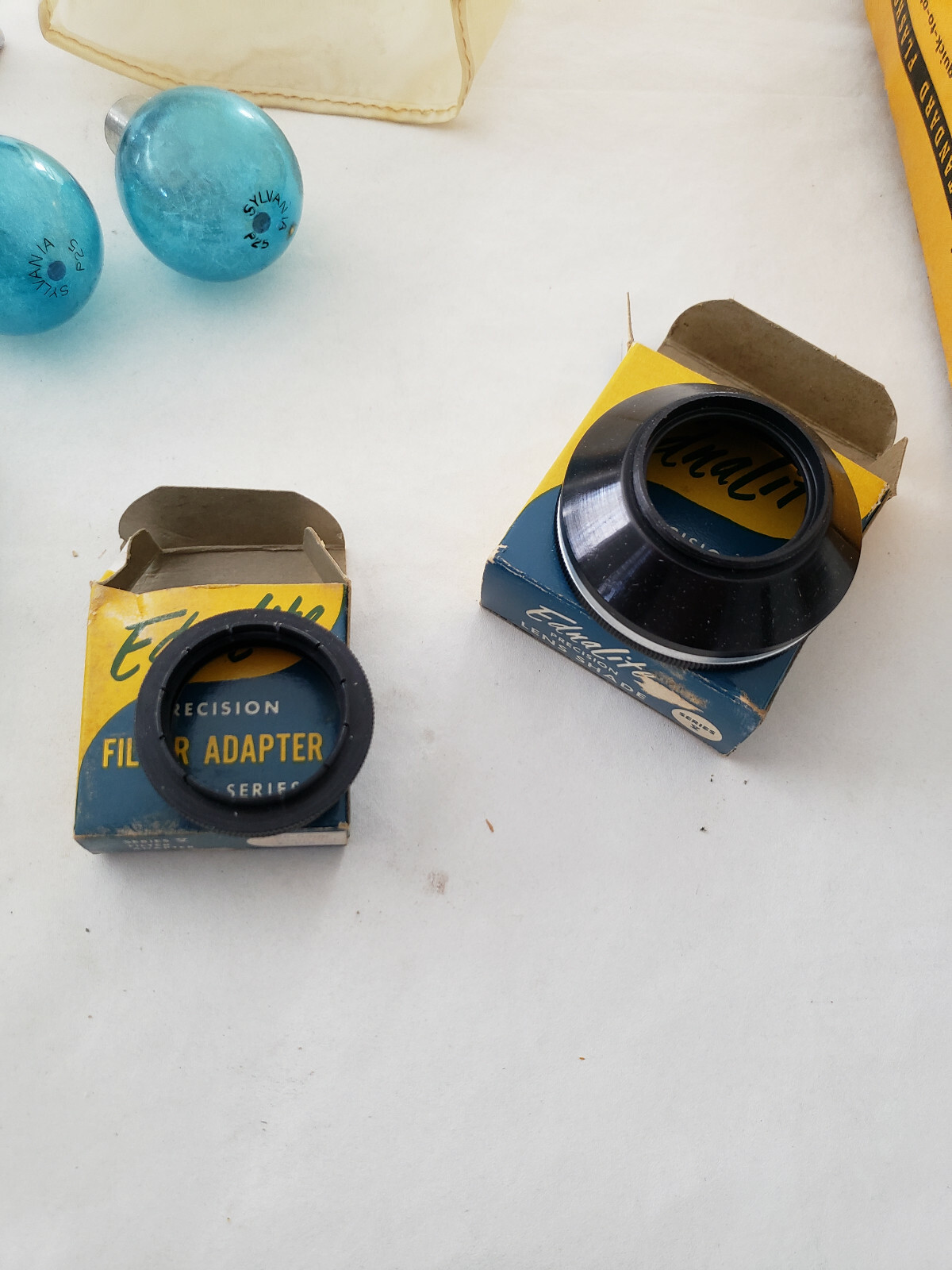 Vtg KODAK STANDARD FLASHOLDERBOX 3 flash bulbs & ednalite lens shade, filter ad