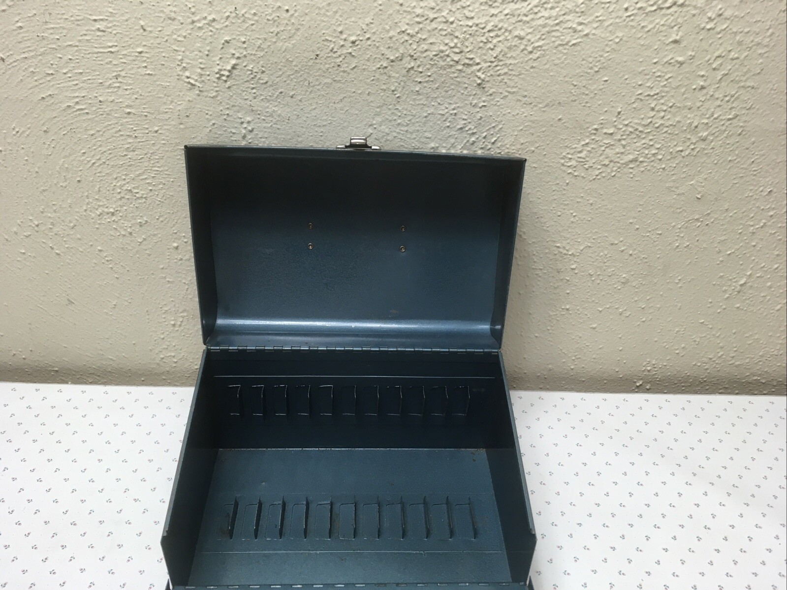 VINTAGE LOGAN DE LUXE METAL 8MM REEL-TO-REEL FILM CABINET CASE 12-REEL BLUE