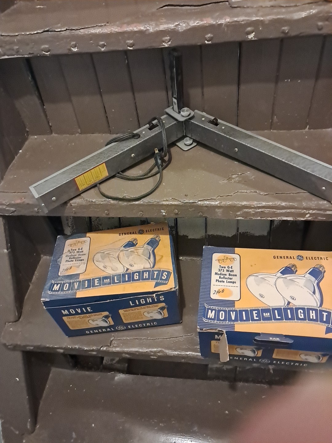 Vintage Folding Move Light Setup With 2 Boxs Of General Electric 375 Watt Movie