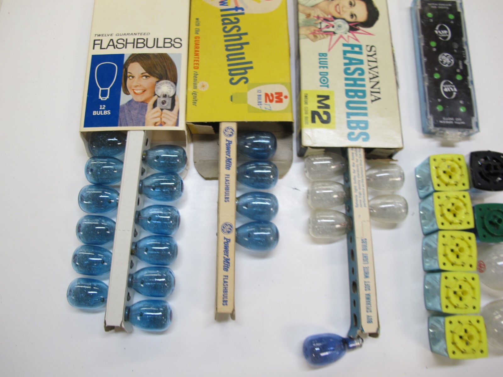 5 M2 clear, 4 blue M2, 13 M3b Flash bulbs, 7 flash cubes, 1 flip bar and 2 large