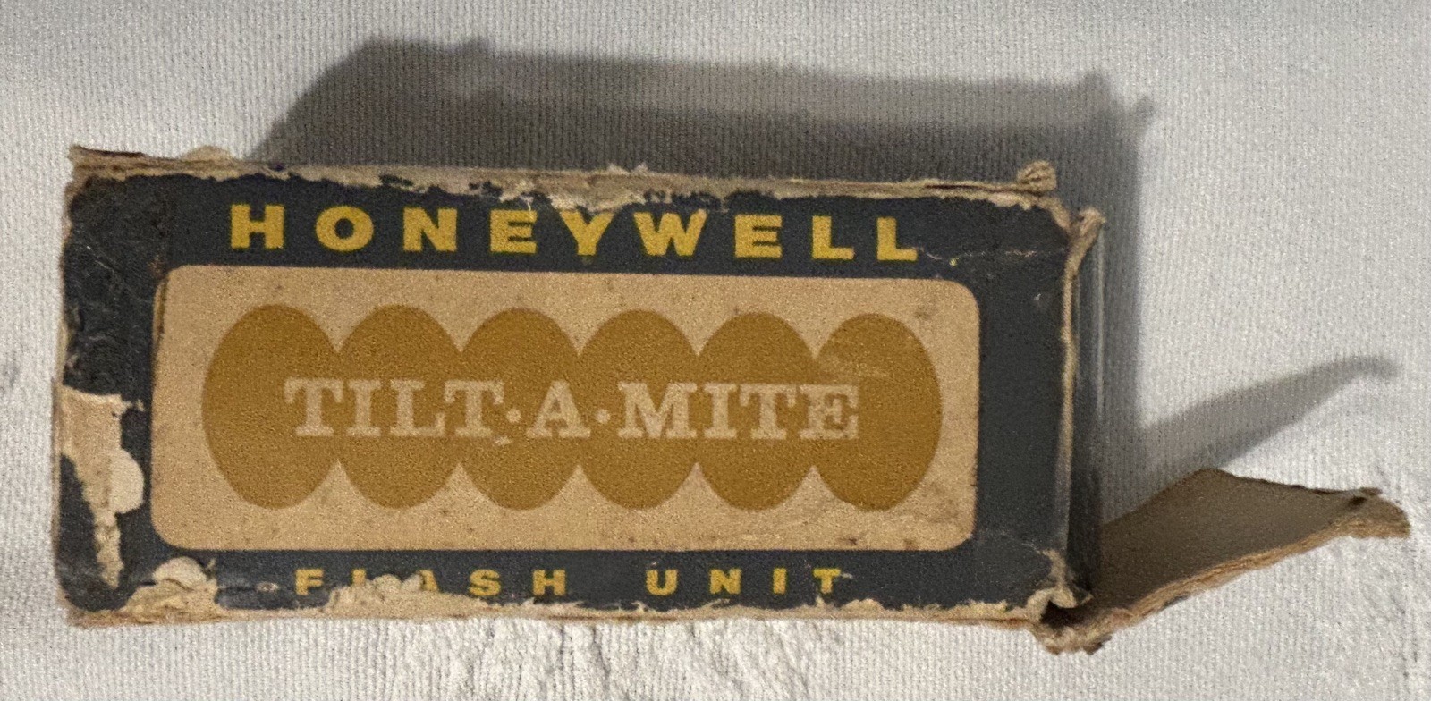 Vintage HONEYWELL TILT-A-MITE FLASH with Vinyl Pouch, Instructions & 7 M2B Bulbs